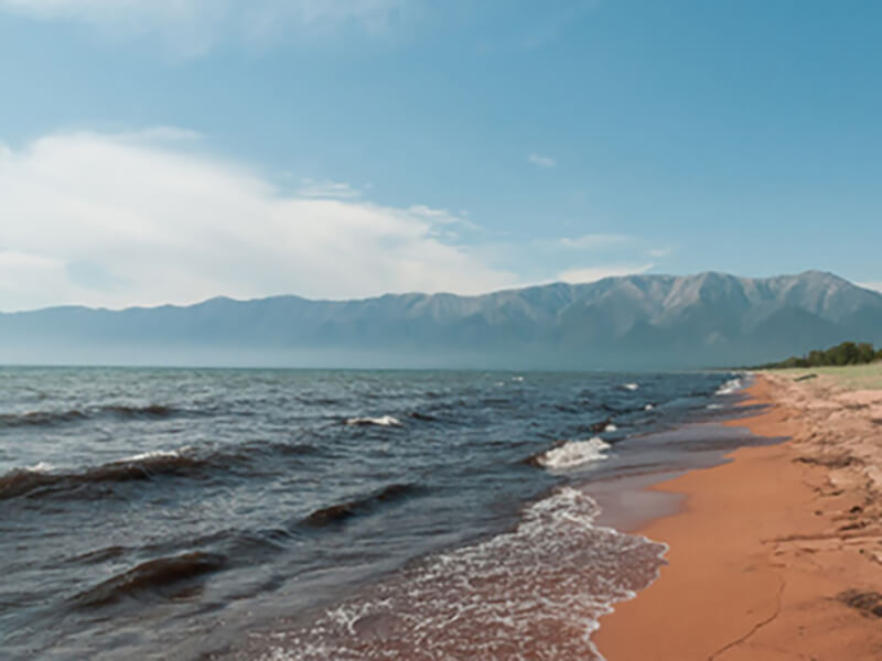 Пляж у моря с видом на горы